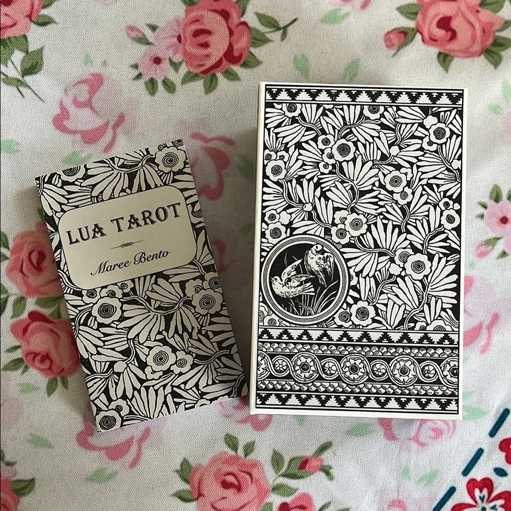 Lua Tarot Deck with Floral Design